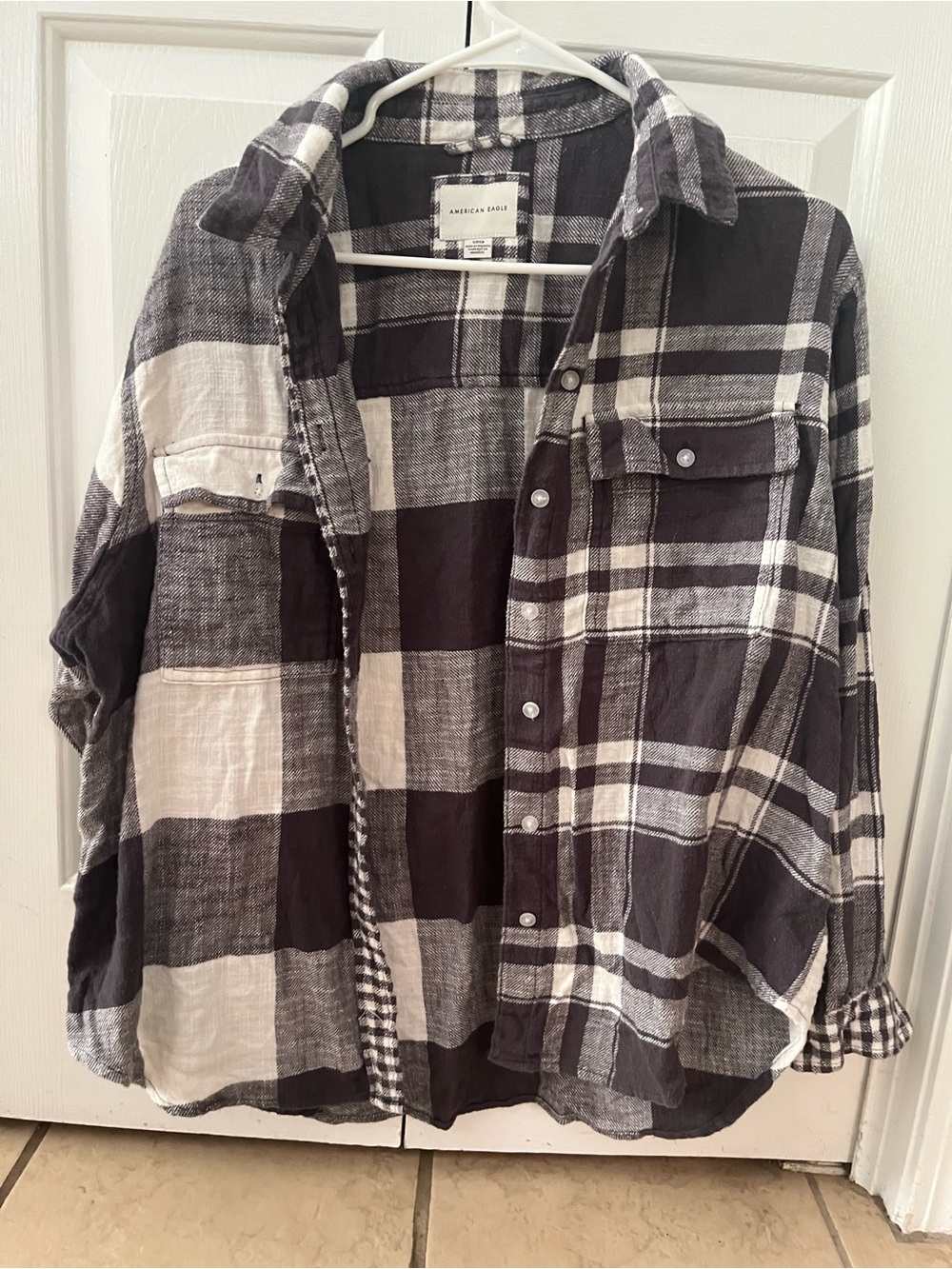 American Eagle Outfitters Men’s Black and White Plaid Button-Up Shirt sz small